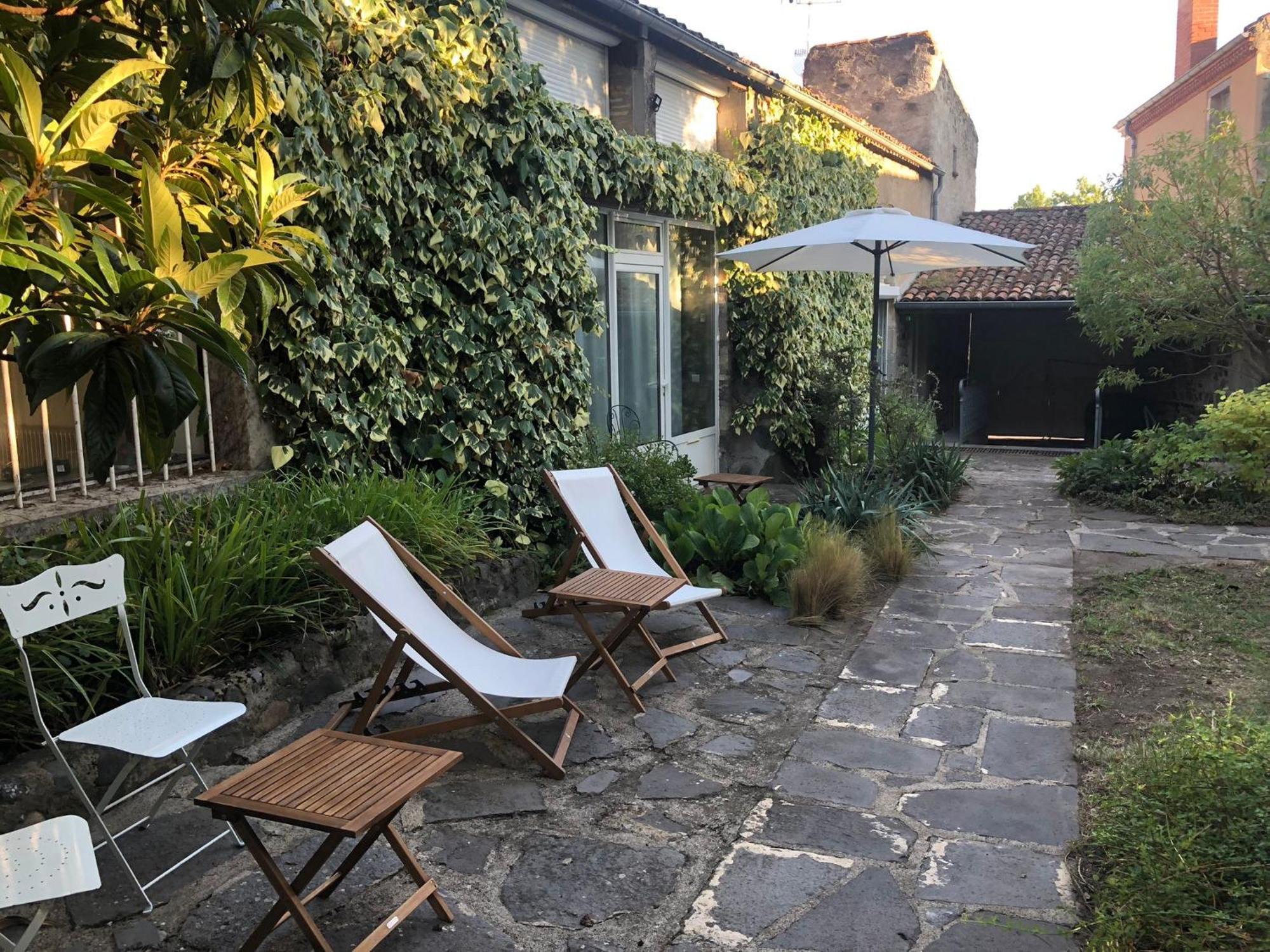 La Cour Carree Hotel Perrier Exterior photo